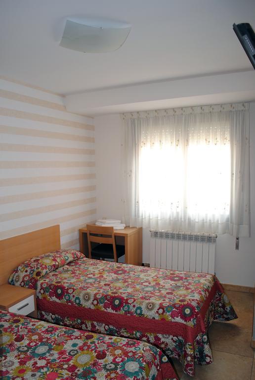 Hostal La Cortijana Logrono Bagian luar foto