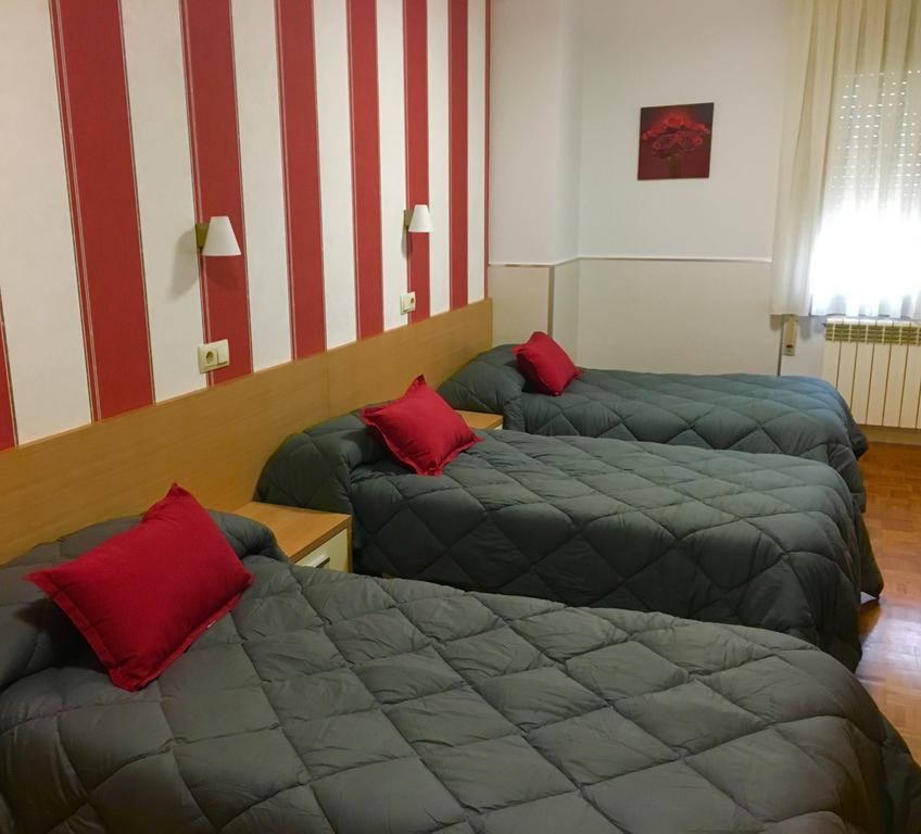 Hostal La Cortijana Logrono Bagian luar foto